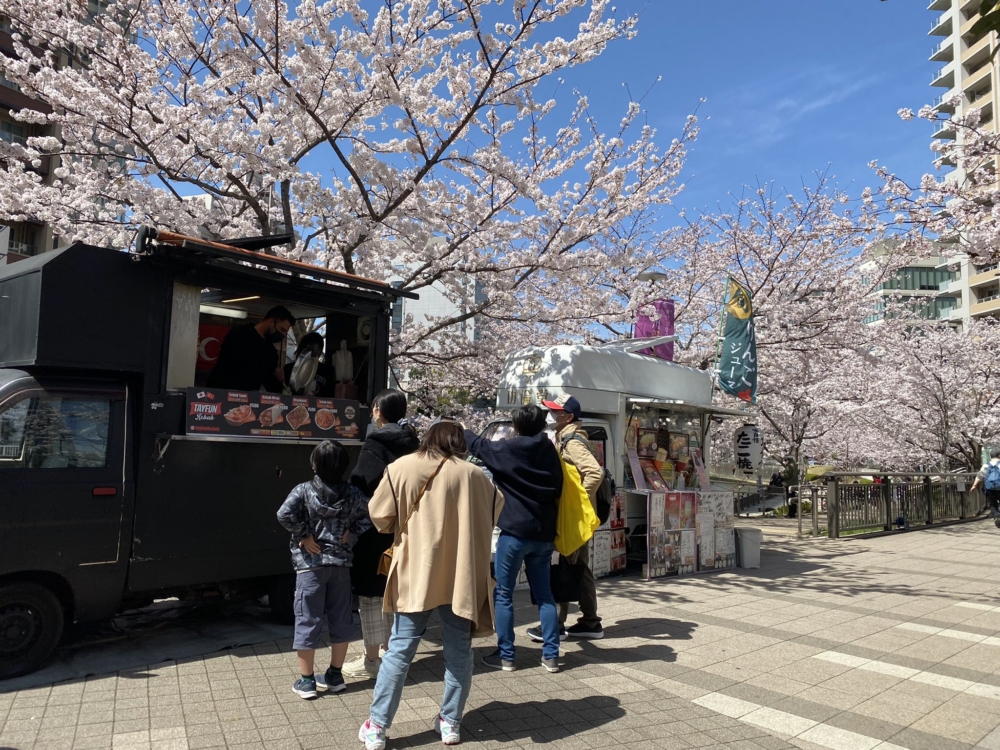 櫻花祭慶典設有各種售賣食物、飲品及手工藝品等的攤位～