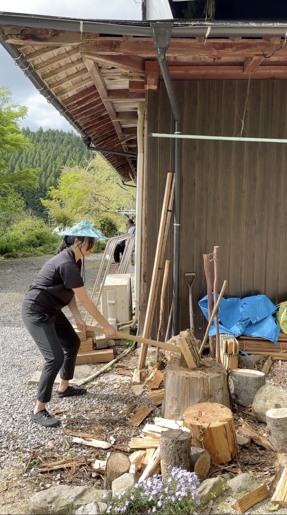 近日Yoyo在社交媒體上分享了一段她斬柴的影片