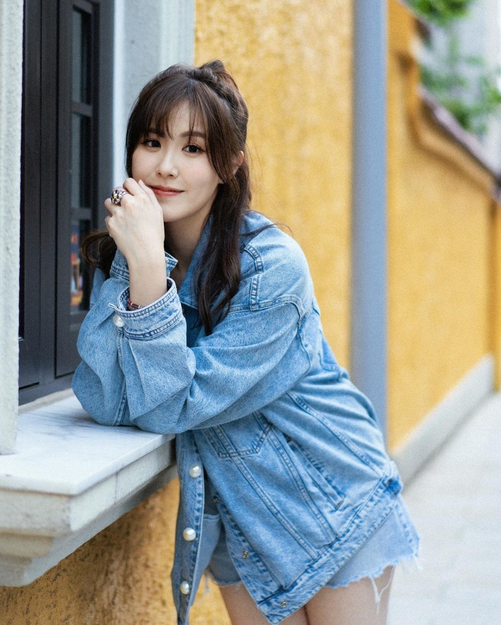 而Moon這次大方與對方合照的成功化解尷尬的舉動，就獲網民激讚夠親民！