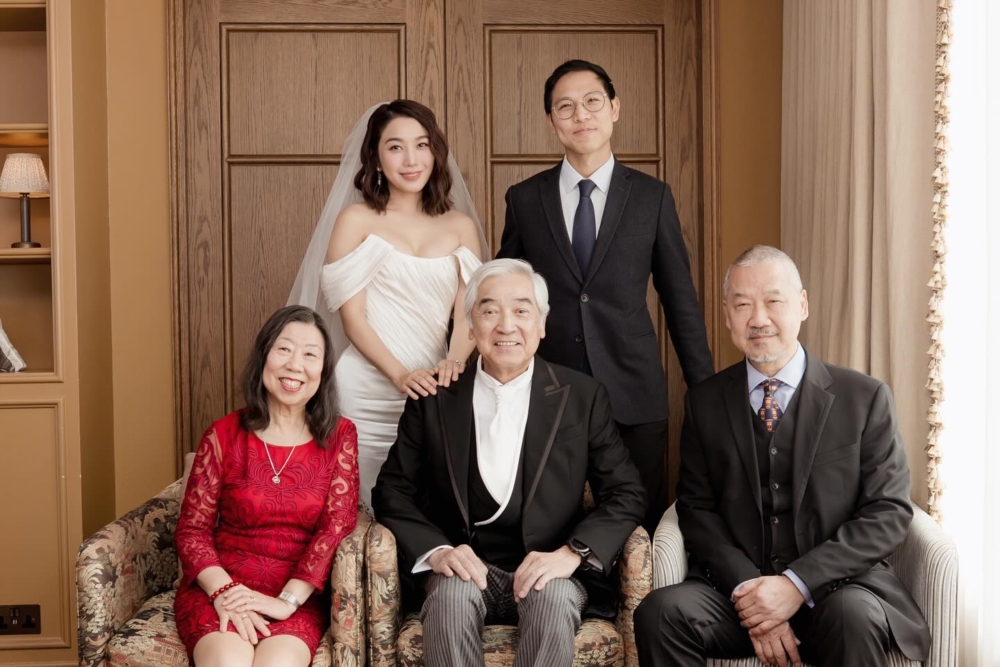 姜麗文的婚宴照片在社交媒體上迅速引起了熱議。許多網友紛紛留言祝賀姜麗文和Pakho