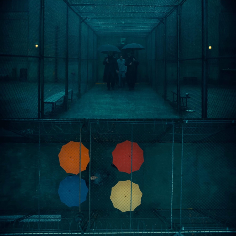 黑色雨傘變成小丑標誌性的色彩雨傘,預示了電影將會在現實及Authur的美好音樂幻想中來回切換~