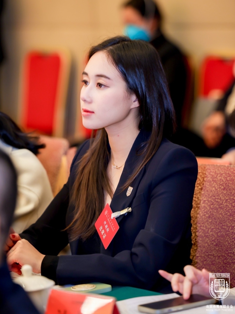 網友稱何超欣超認真的拿著pad記錄上課內容:「我瞅了幾眼內容,密密麻麻的英文」