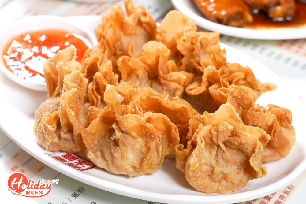 炸雲吞外表酥脆，內餡除了豬肉，居然包裹了原隻鮮蝦，爽口彈牙。