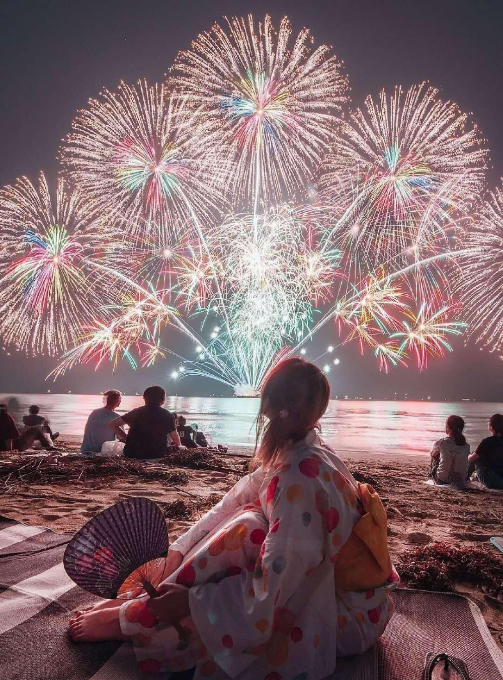 日本人喜歡穿著浴衣去參加花火大會，是日本獨有的文化！