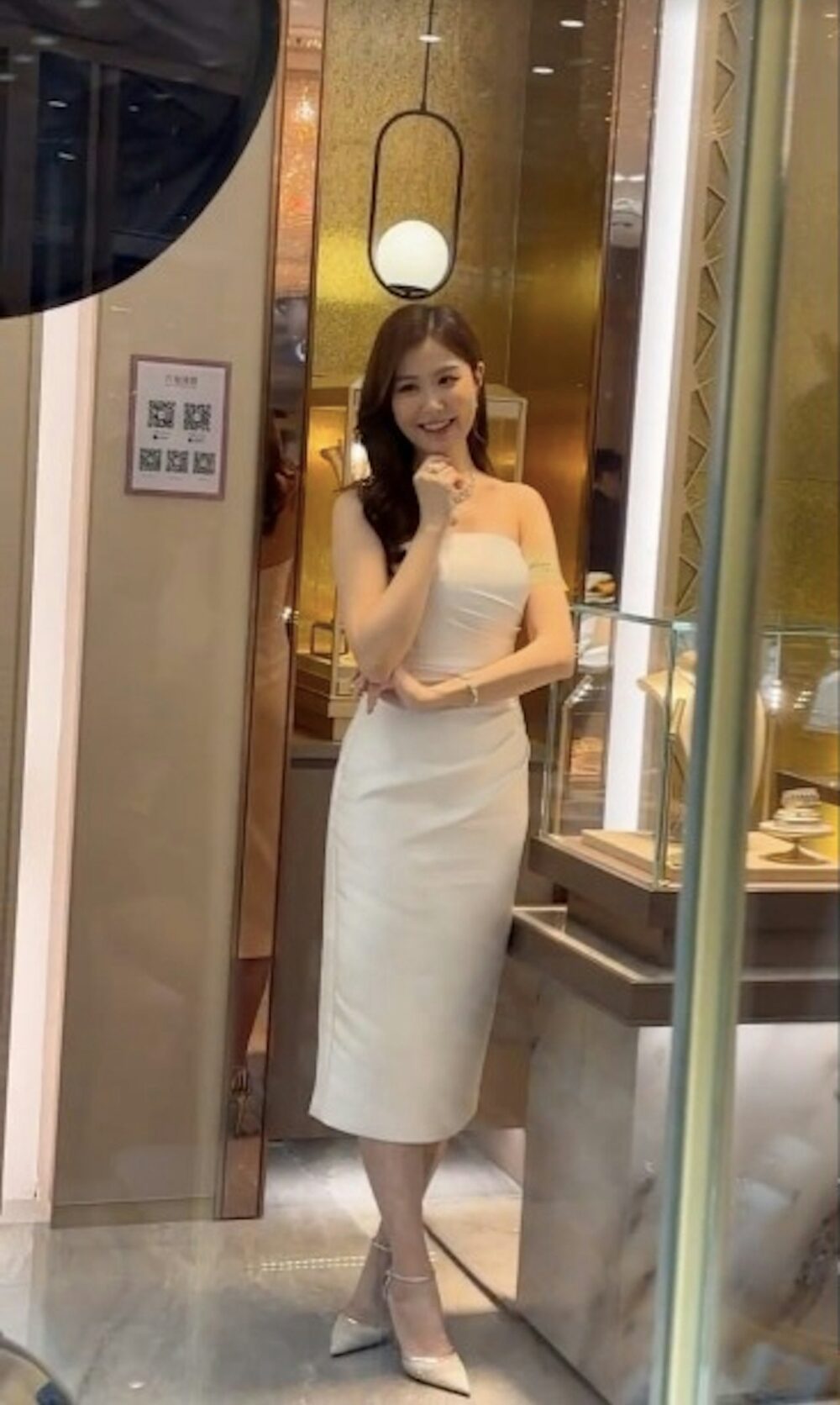 近日劉佩玥再獲邀到馬國為珠寶品牌新店開幕擔任嘉賓