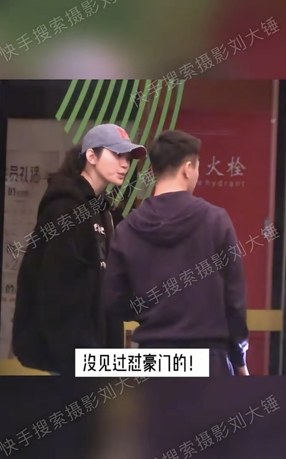 曝光的影片中可見，奚夢瑤一臉不悅，並持續與何猷君說話