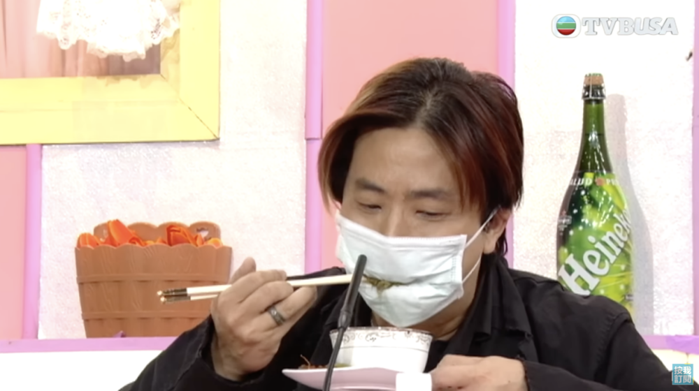 林敏聰幫呢道菜改名做「結焦渠蓋龜苓膏」