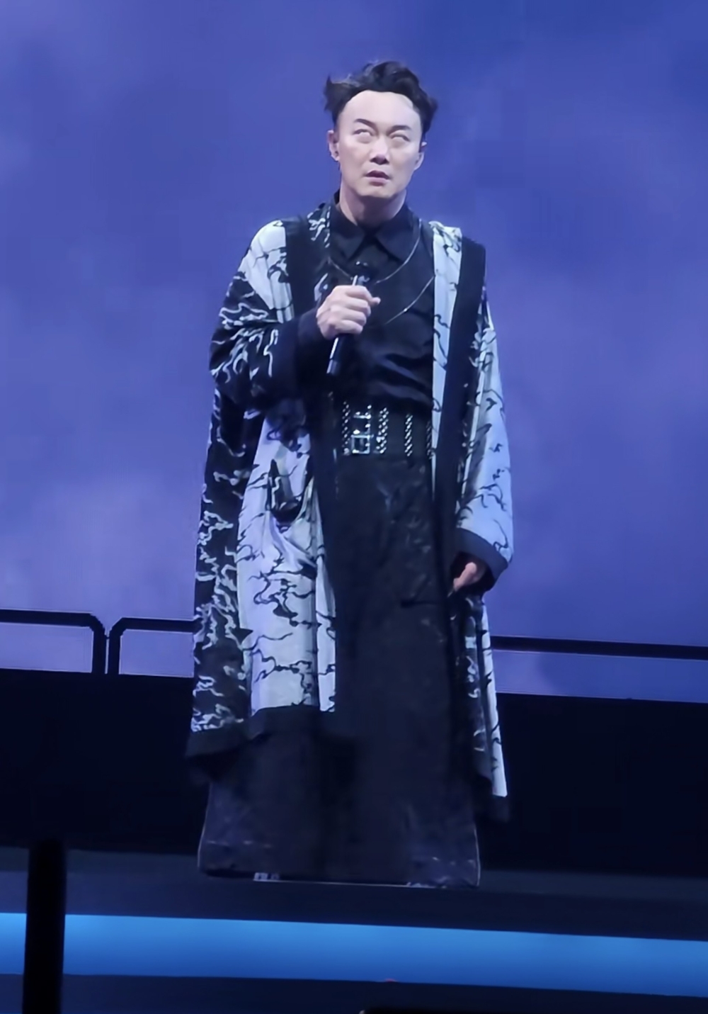 據悉，該名女觀眾多次在Eason唱至歌曲的最後一句之後，便會大叫