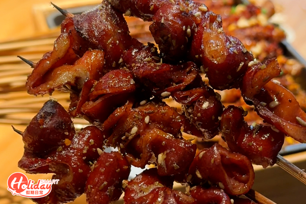 烤肥腸味道酥香（$9.9/串），口感脆彈。