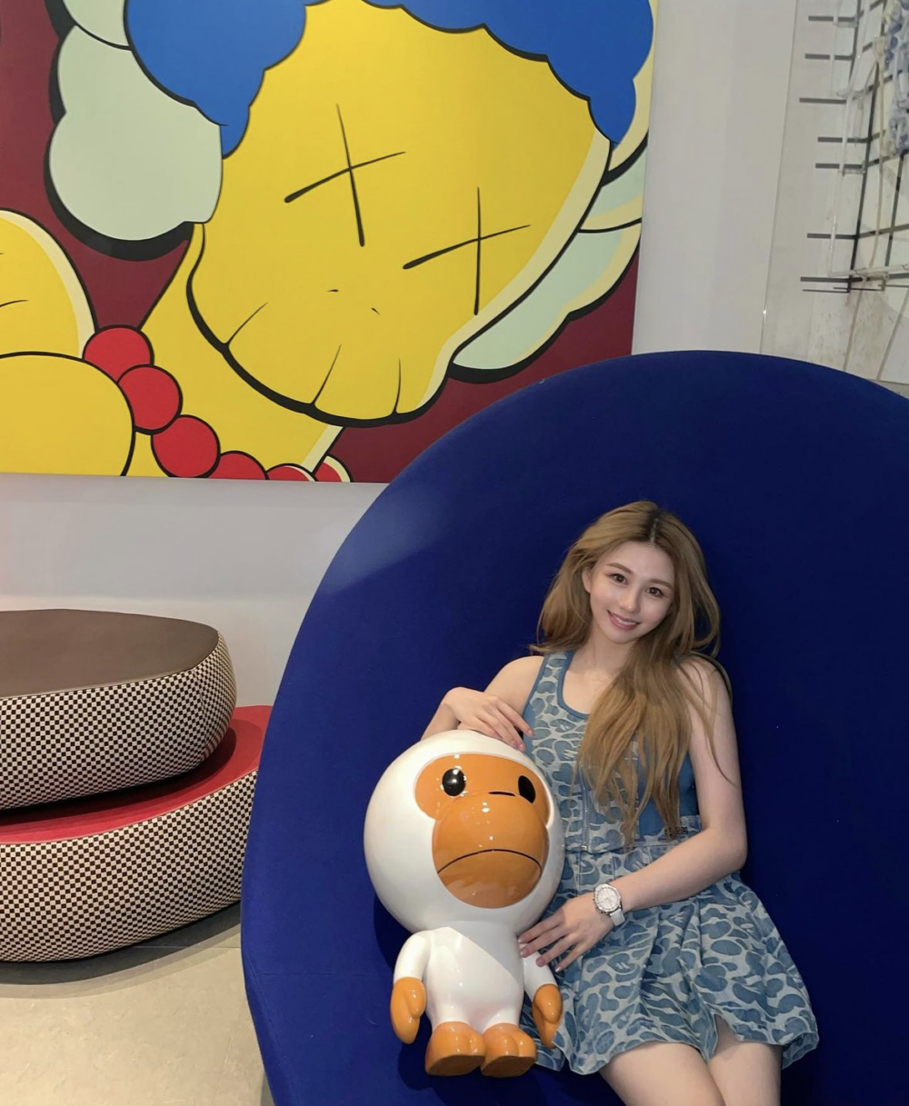 網友表示沈月嘅身高約165cm：「比例很好，腿長。」