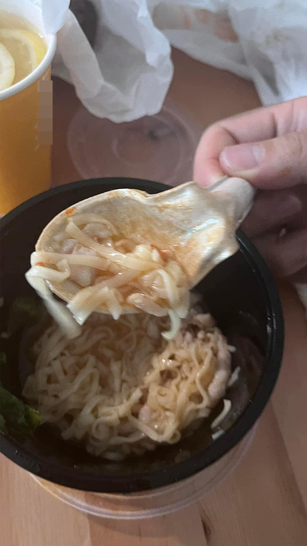 有網友早前買外賣使用附送的紙匙羹食麵
