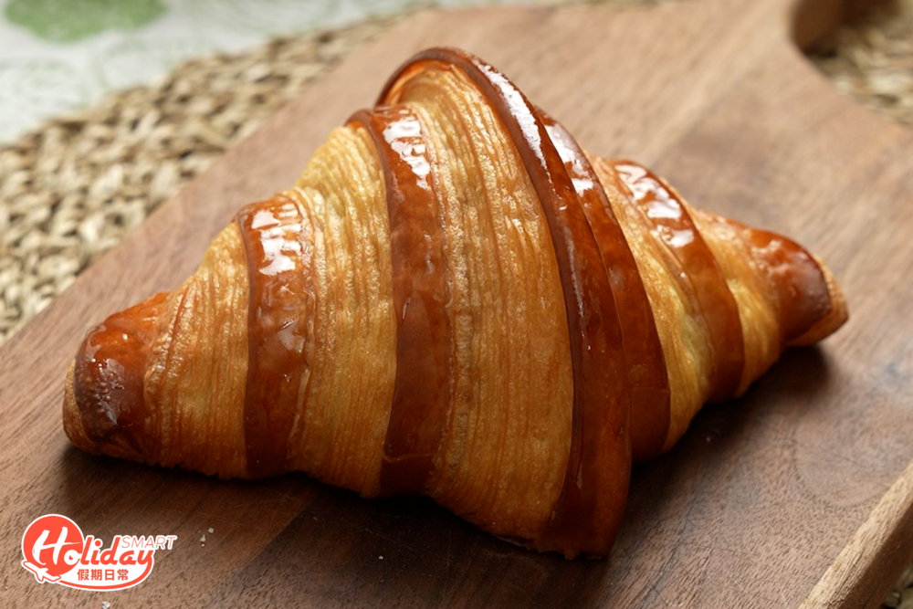 除了必食的千層蛋撻，必食另一招牌牛角包，賣相挺身脹卜卜，切開見到綿密的蜂巢氣孔，層次分明。