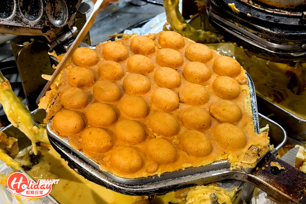 雞蛋仔和格仔餅都是即叫即製，雞蛋仔外皮金黃酥脆，蛋必軟熟又軟糯，帶濃郁的蛋香