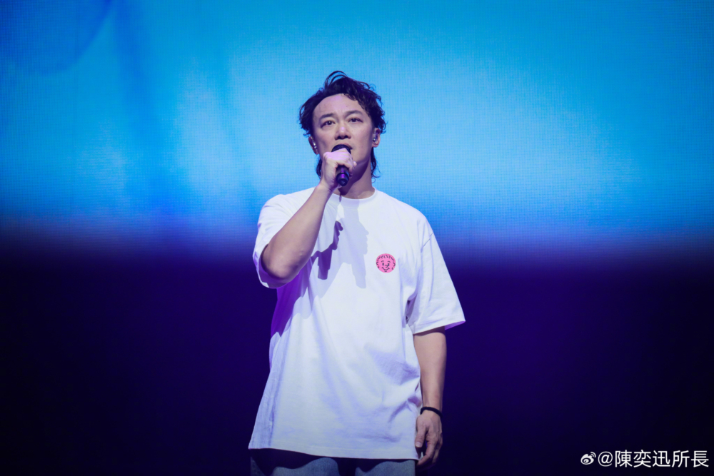 有些留言認為演唱會應該以真正的粉絲為主，而不是為了打卡而搶飛