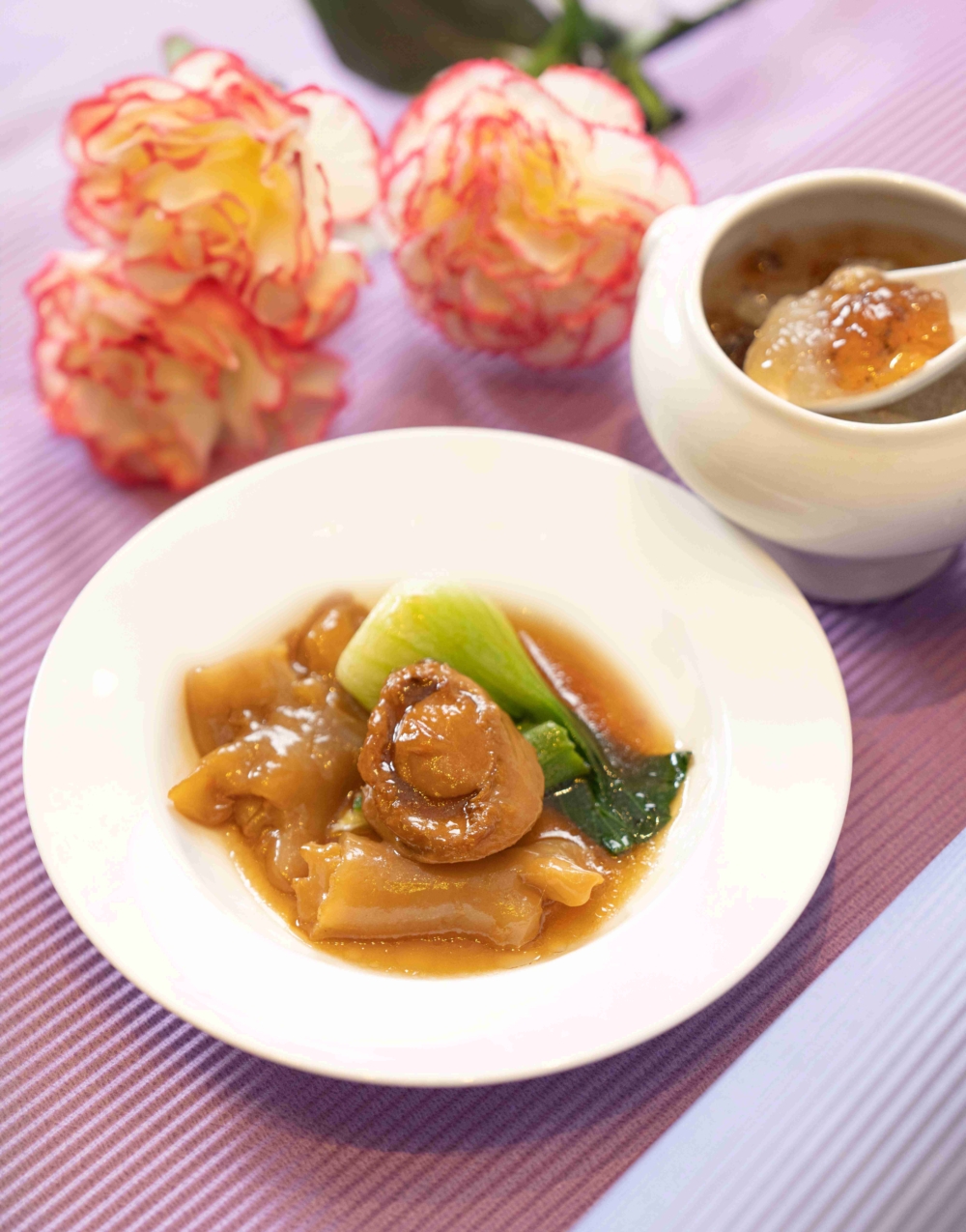 所有自助晚餐賓客可免費獲贈1份花膠扒鮑魚。