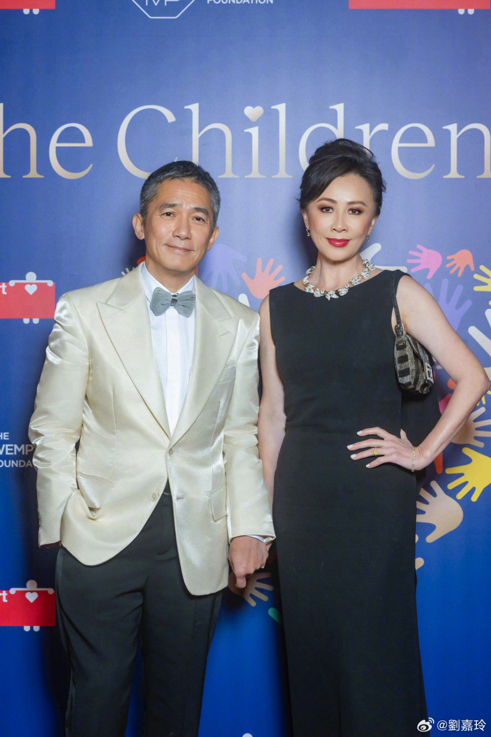 劉嘉玲：「我覺得梁朝偉真係一個好偉大嘅演員嚟。」社恐嘅梁朝偉聞言回應：「千祈唔好咁講，好演員係OK但偉大就......」