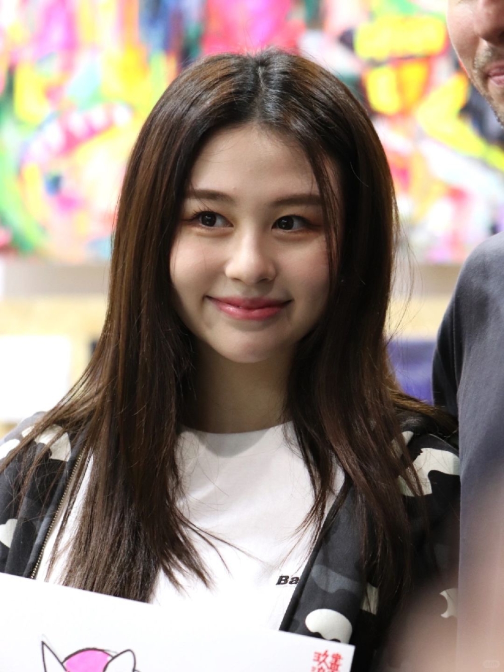 網友表示：「不愧是邱淑貞女兒，抗住了我的微距鏡頭」