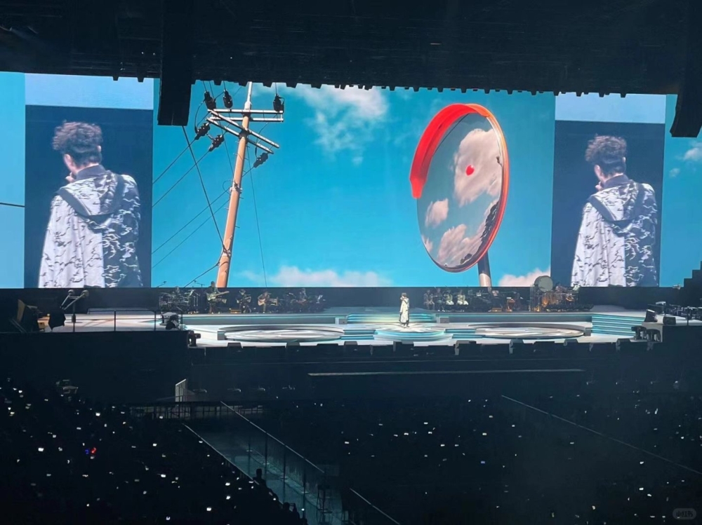 疑似需背對觀眾席才能繼續唱歌