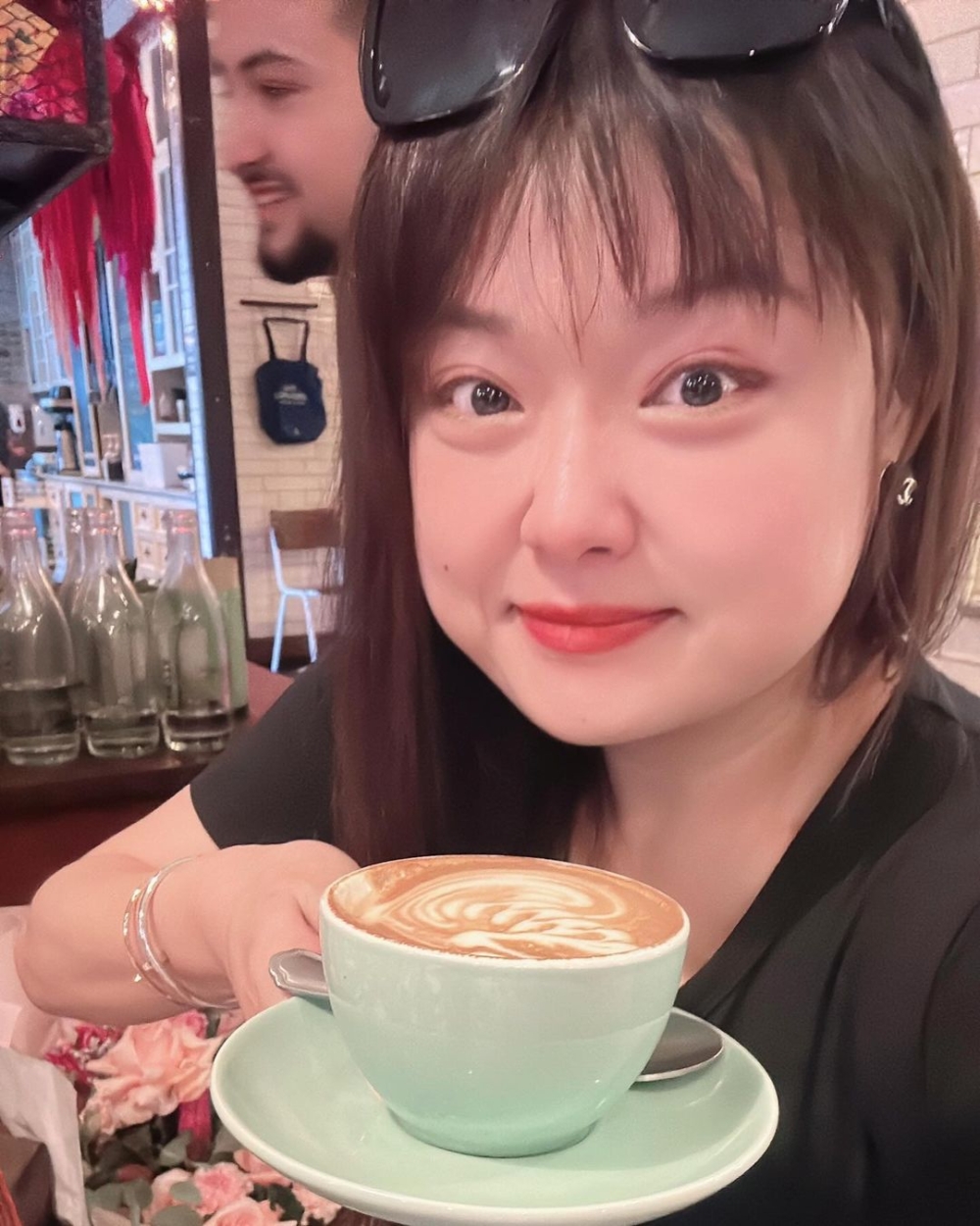 不過由於細細粒面部和上身依然比較圓潤，與纖幼手臂形成強烈對比，因此看上去比例上有點顯得奇怪。