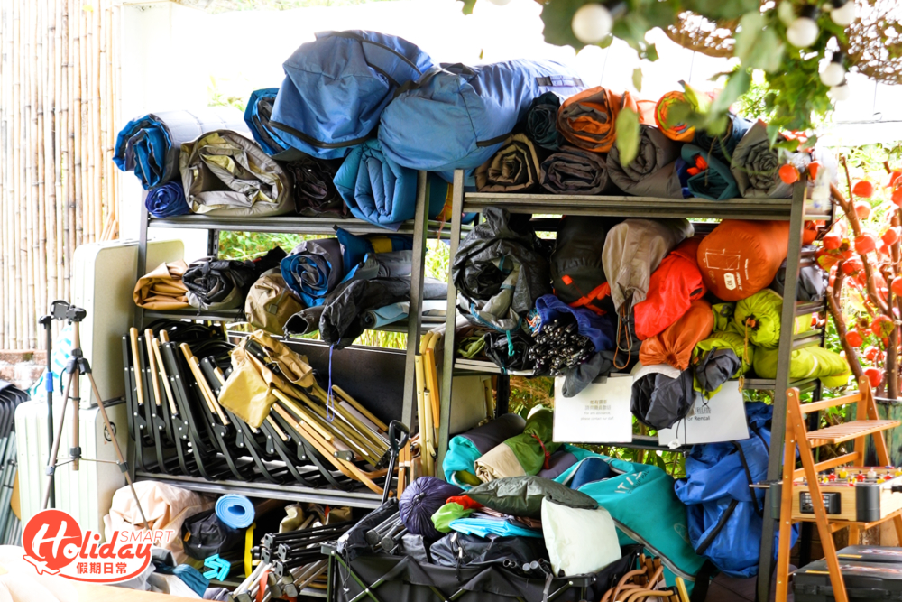 店家的裝備超齊全，也有齊不同大小、等級選擇，如露營枱、露營櫈、營燈、充氣床墊、睡袋、枕頭等。