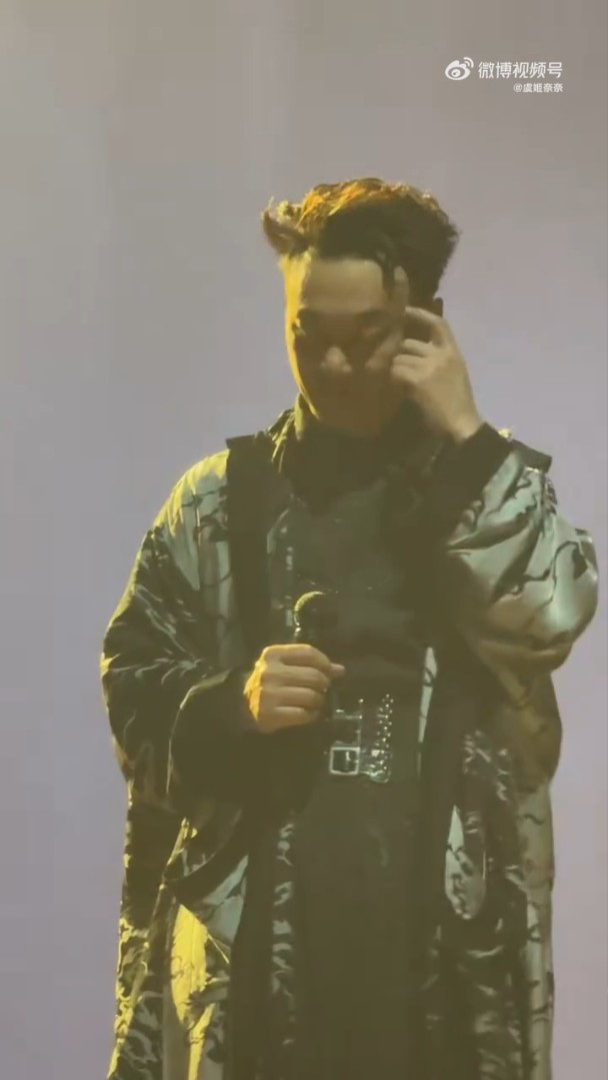 Eason最後亦忍無可忍，在台上黑面、反白眼兼數度搖頭