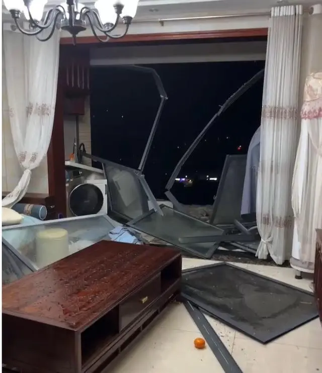 整個客廳都被摧毁