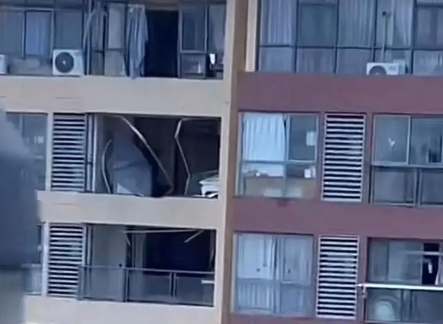 其他住戶家中的窗戶都有掉落的情況，屋苑地上充斥玻璃碎屑。