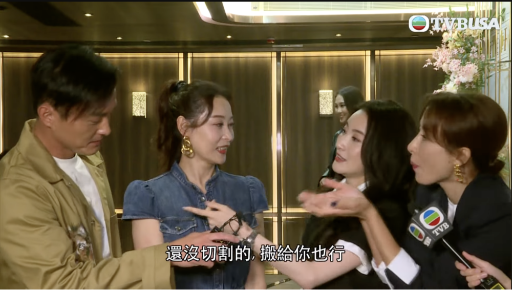 不過「百密總有一疏」,由於蘇韻姿站在正後方接受採訪,故鏡頭亦難免不時拍到蘇韻姿側面