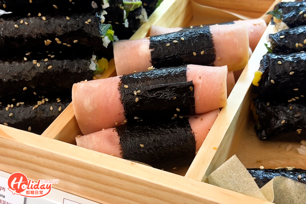 賣相豐富的有鹹香濃郁的火腿芝士包飯，火腿和芝士包裹著飯團，帶出雙重口感！