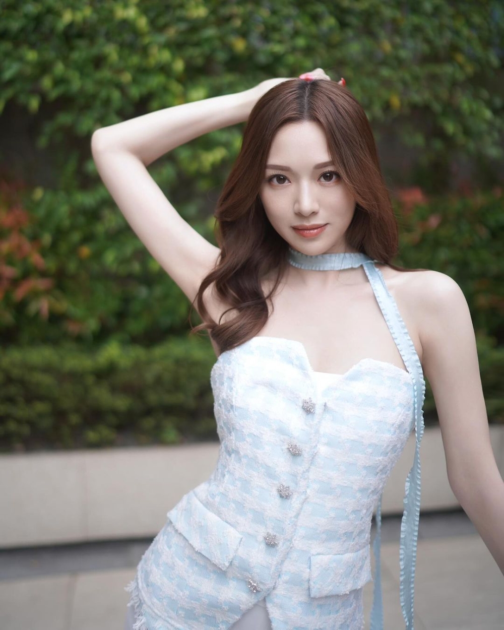 近來她卻似突然「轉型」頻頻拍片發放正能量