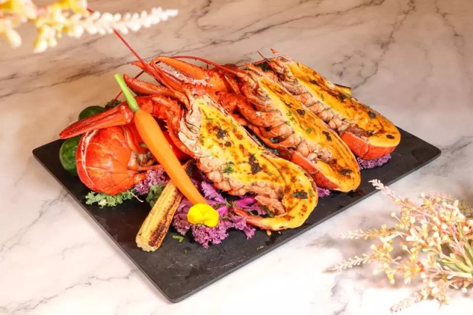 海膽松露醬火炙龍蝦。