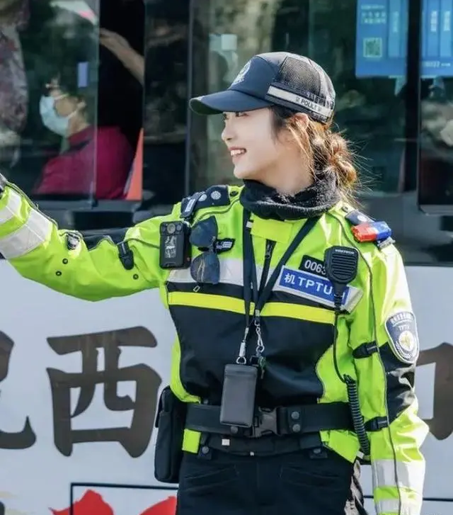近日她執勤被拍下影片，李語蔚以溫柔的語氣、充滿了親和力的聲音指揮交通，得到了很多人的喜愛和關注。  