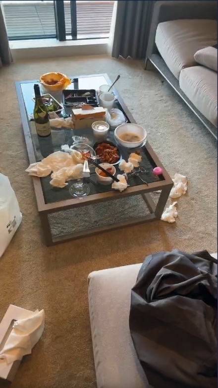 舖上毛毯的地上散落了很多紙巾