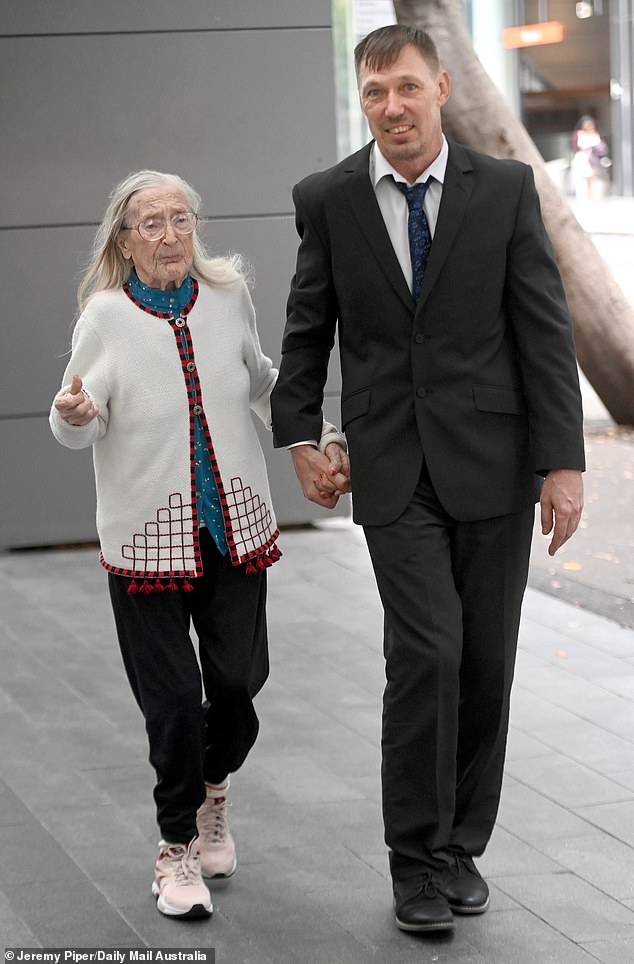 愛沙尼亞一名48歲男子Mart Soeson與104歲女友Elfriede Riit的戀情引起了人們的關注