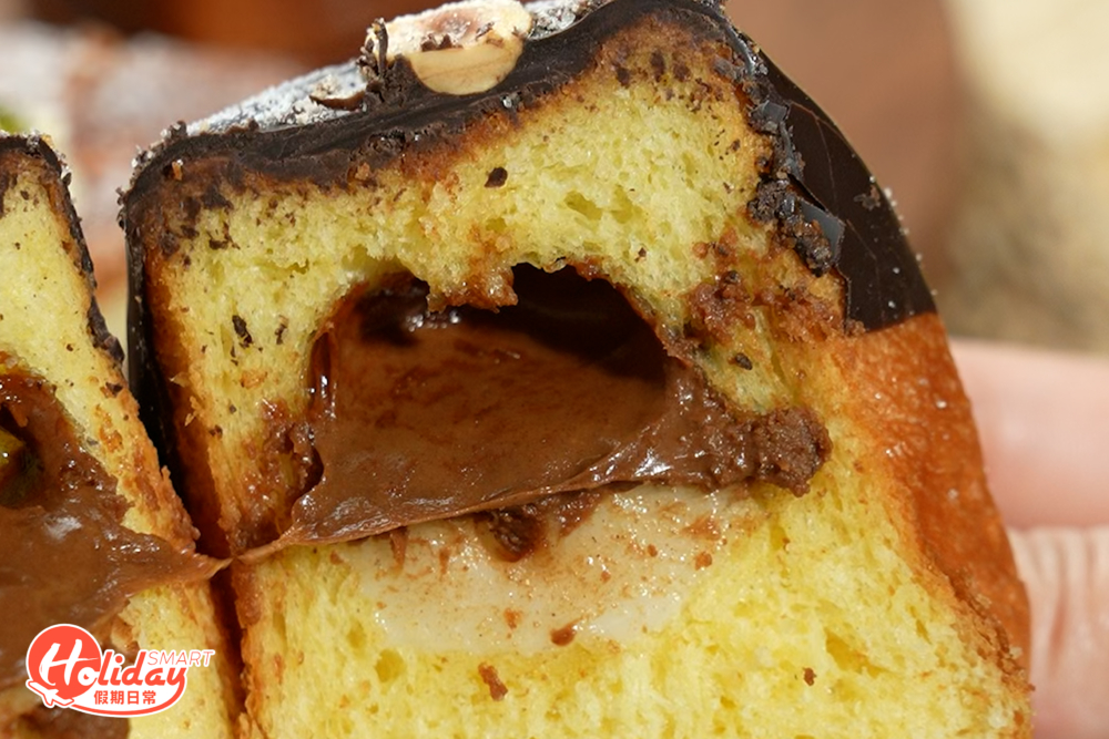 而朱古力麻糬黃金麵包，食落濃郁香甜，切開更有朱古力流心，朱古力控必食！