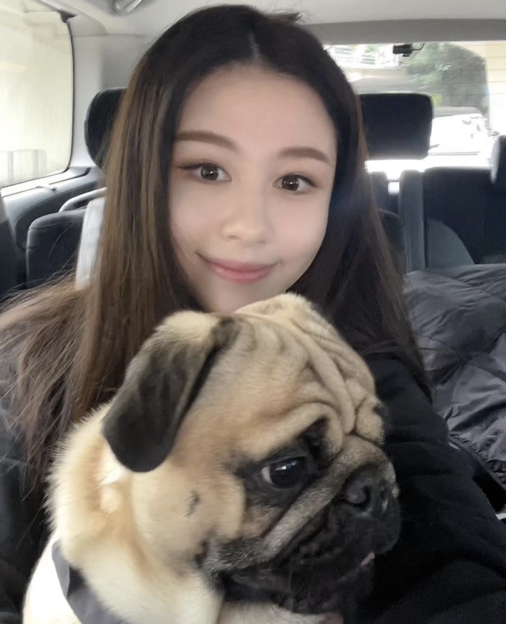 除咗外表，網友亦讚揚咗沈月嘅禮貌同教養，令人留下深刻嘅印象。