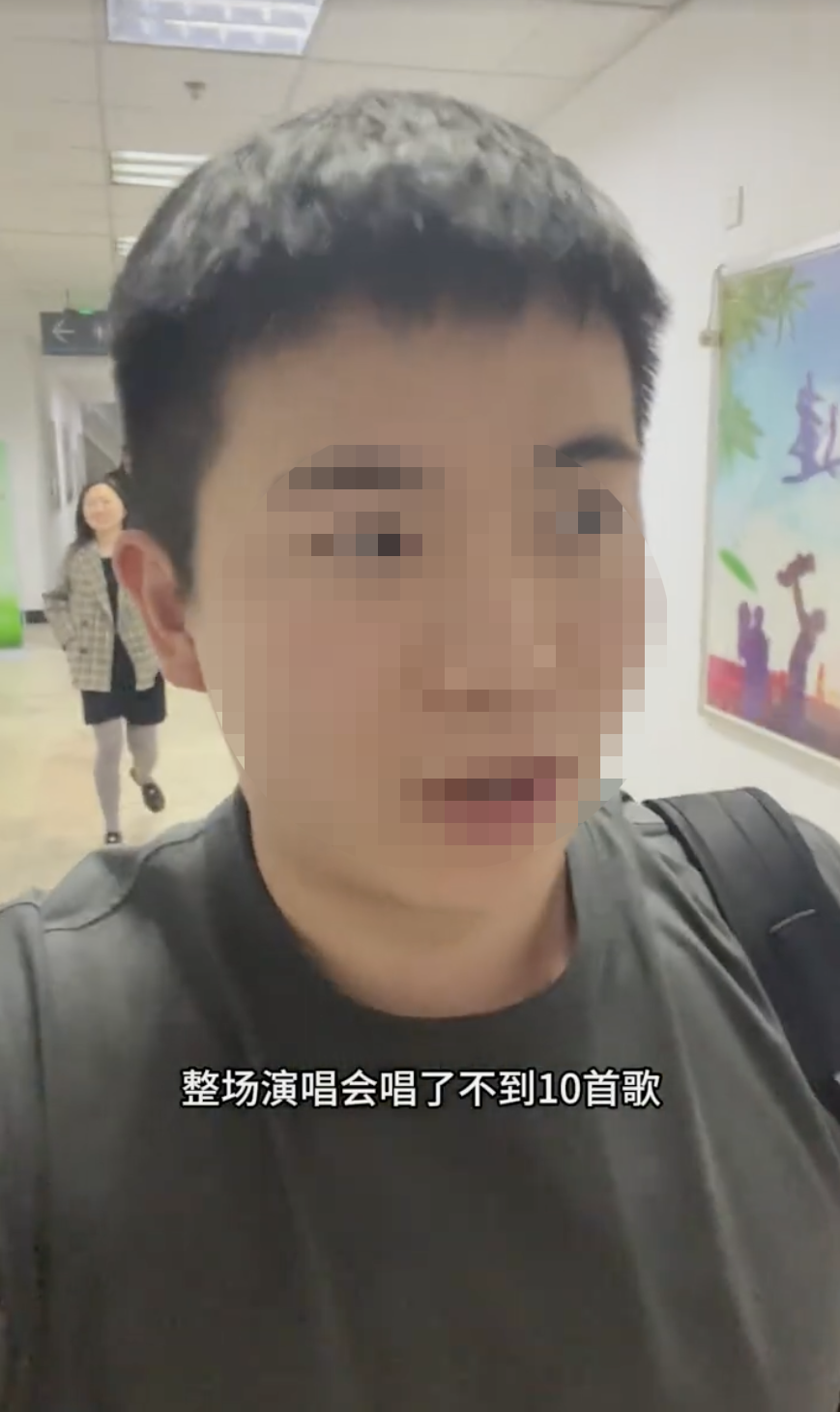 歌迷指許美靜並未親自演唱成名曲，竟由樂隊成員代唱