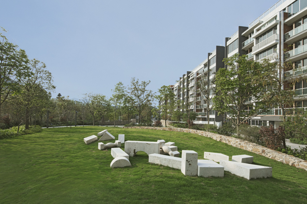 樂隊Dear Jane主音黃天翱（Tim），近日被報蝕賣西貢「明星屋苑」傲瀧一伙曾用作自住的三房戶