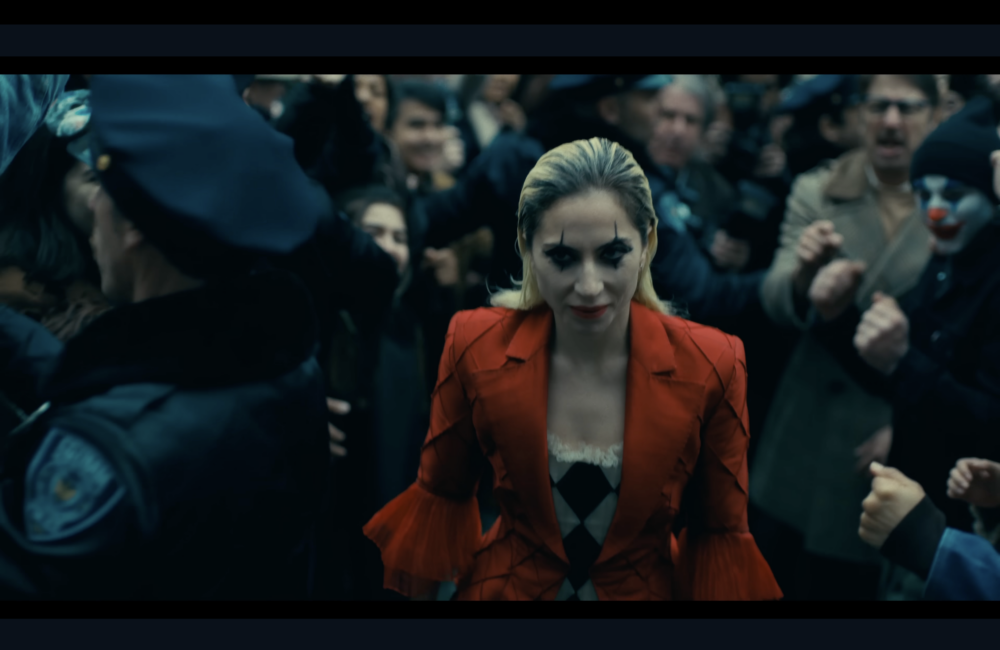 Lady Gaga以一身小丑女的裝扮穿過人群的一幕,讓人印象深刻!