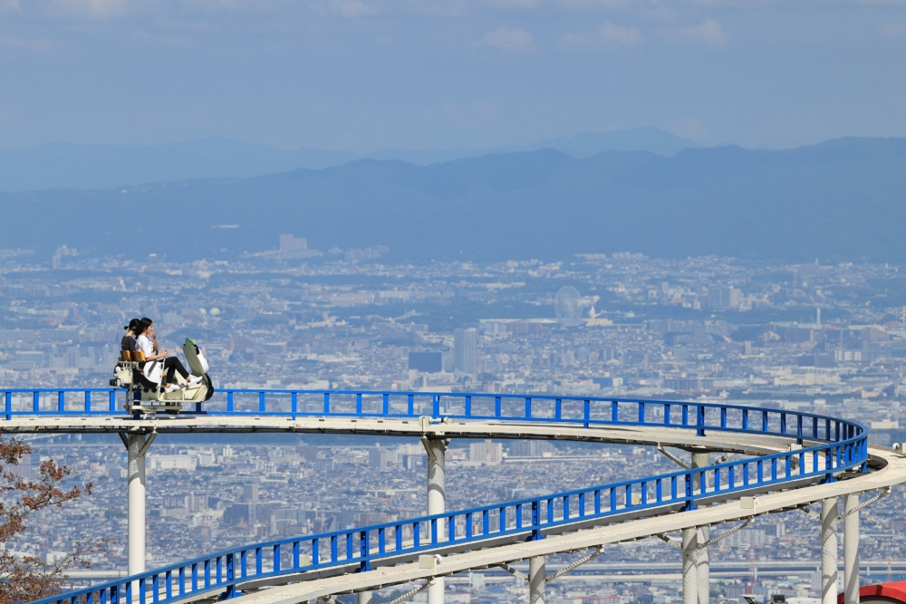 位於奈良縣生駒山上的「生駒山上遊樂園」,近期憑空中單軌單車再度爆紅!