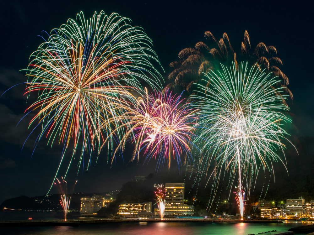 熱海花火大會從4月至12月期間，全年舉辦10次以上，其中夏季的場次最多！