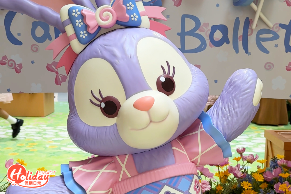 穿著粉色洋裝翩翩起舞。