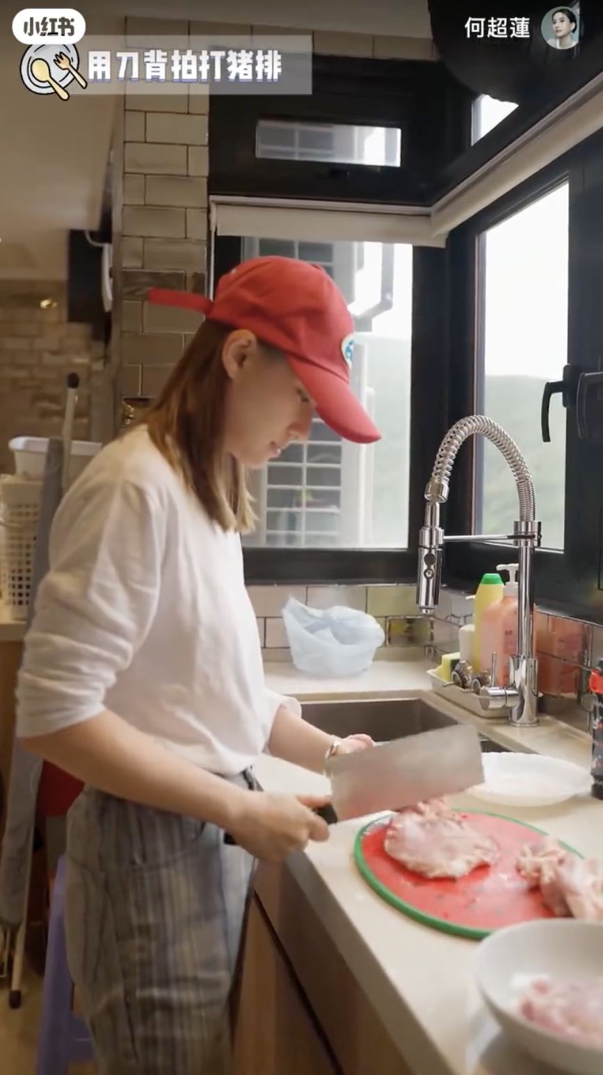 最近，何超蓮在社交平台上分享了一段自己下廚的影片。