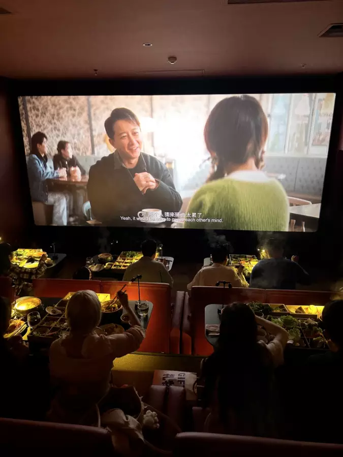 為了讓觀眾在黑暗的影院中也能輕鬆享用火鍋，電影院早已特別在每個桌子前放置了枱燈