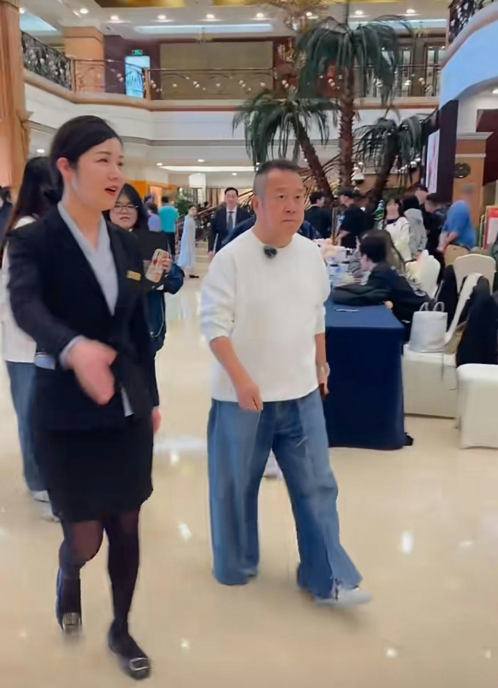 不少人都指曾志偉身材不適合穿闊腳褲，顯得身型更圓潤