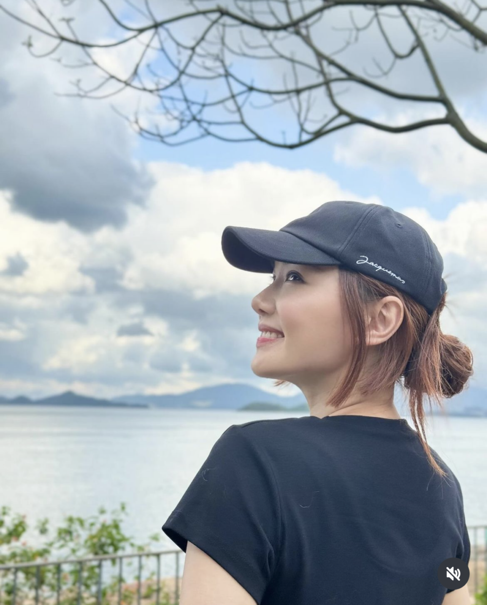 從照片中可以看出，靚湯戴著帽子、墨鏡，穿著全黑休閒服裝