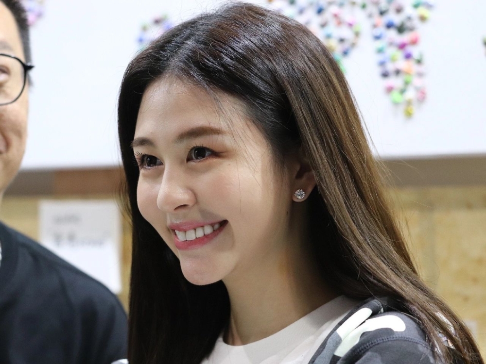 網友：「盯著拍被她發現，也很有禮貌地say hi，沒有表現出不悅」