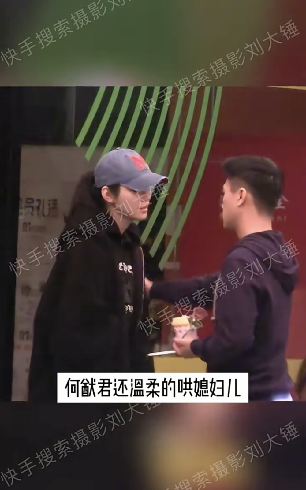 何猷君試圖安撫老婆奚夢瑤，一邊輕撫對方肩膀