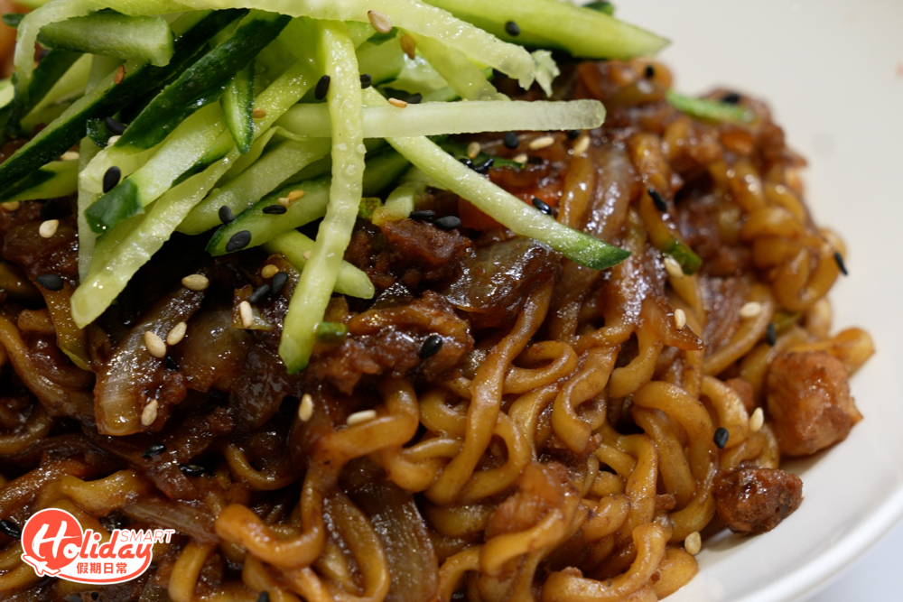 炸醬麵味道咸香不油膩,麵條煙韌有咬口。