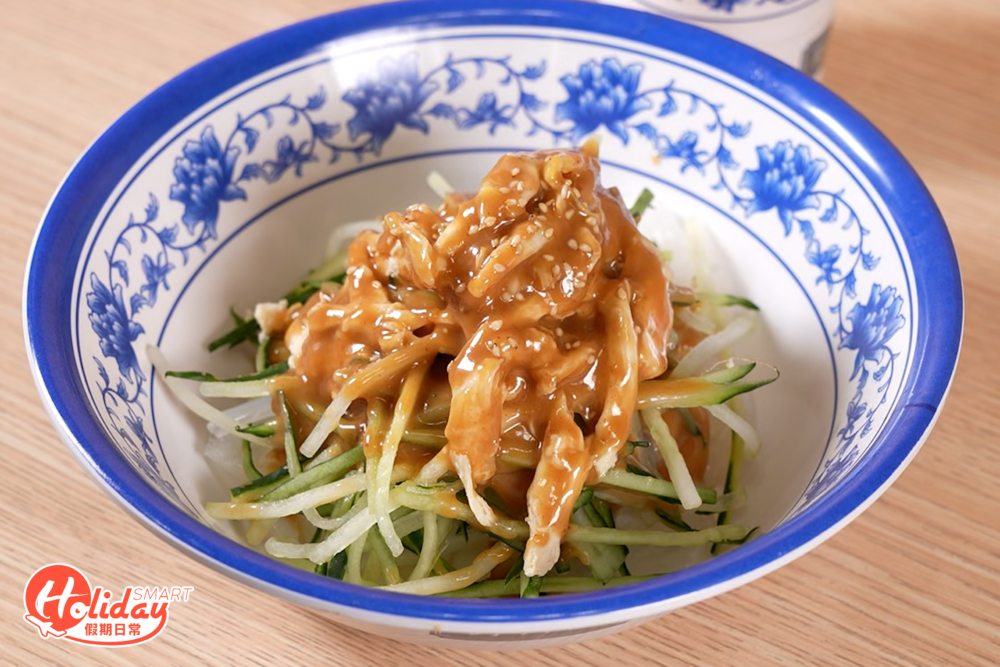 麻醬手撕雞絲粉皮的醬汁偏稠身，花生味香濃。